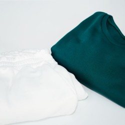 Pull vert et pantallon blanc Pull vert et pantallon blanc